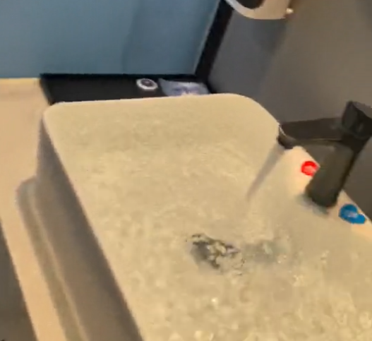 亚金配资 女子108元网上预订酒店，入住半小时要求退房遭拒，一顿操作结果倒赔3万元